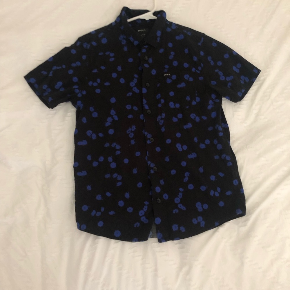Im selling a RVCA nice shirt!